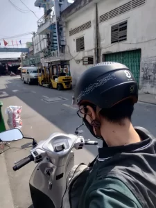 Người đi xe máy đội nón bảo hiểm nửa đầu thoáng mát và an toàn