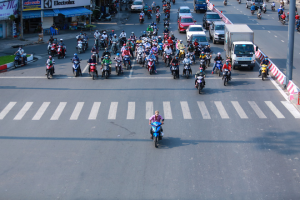 Người điều khiển xe máy vượt tốc độ, gây mất an toàn giao thông