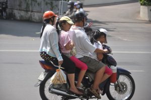 Xe máy chở ba người ảnh hưởng đến an toàn giao thông đường bộ