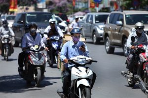 Người lái xe máy sử dụng điện thoại khi tham gia an toàn giao thông