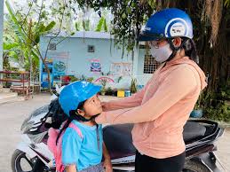 Trẻ em đội nón bảo hiểm đúng cách khi tham gia an toàn giao thông