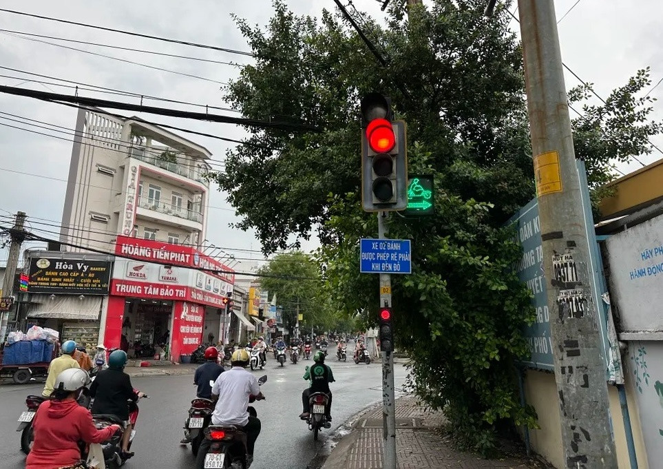 Quan sát và xi nhanh trước khi chuyển hướng.